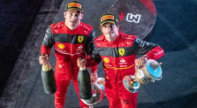 Los pilotos de Ferrari, Charles Leclerc y Carlos Sainz, celebran en el podio el '1-2' alcanzado en el GP de Baréin, el 20 de marzo de 2022.