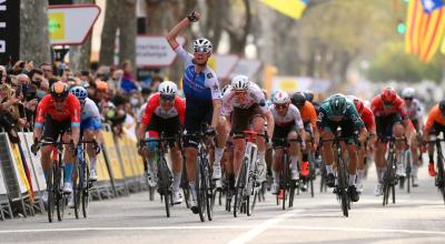 Ethan Vernon, en la meta de la Etapa 5 de la Volta a Catalunya, el 25 de marzo de 2022.