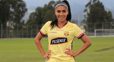 Madelen Riera posa y sonríe con la camiseta de Barcelona SC en una entrevista con PRIMICIAS, en marzo de 2022. 