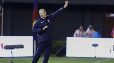Gustavo Alfaro da indicaciones en el partido ante Paraguay en Ciudad del Este, el 24 de marzo de 2022.