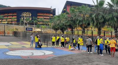 Algunos hinchas de Ecuador ya se apostan en los exteriores del estadio Monumental, cuyas puertas se abrirán a las 14:30 del 29 de marzo de 2022. El operativo de tránsito está en marcha.