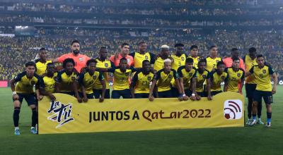 Jugadores de Ecuador posan antes del inicio del partido ante Argentino con un cartel de "juntos a Qatar 2022".