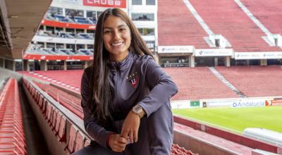 Isabel Trujillo sonríe en una de las tribunas del estadio de Liga de Quito, en marzo de 2022.