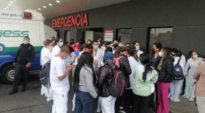 Personal médico protesta por los despidos en el Hospital Quito Sur, el 1 de abril de 2022.