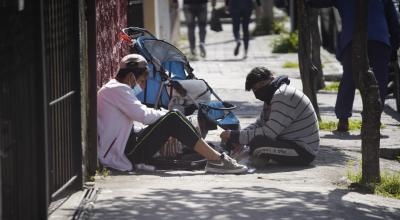 Dos personas en situción de mendicidad en las calles de Quito, el 30 de diciembre de 2021.