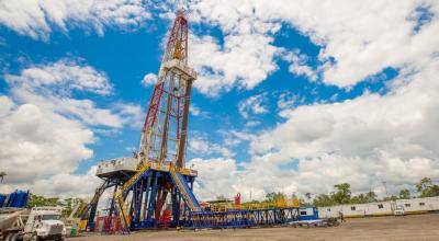 La instalación de un taladro en un pozo petrolero en el campo Sacha, en Orellana, en  octubre de 2021.