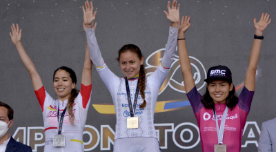 Esther Galarza, con su medalla de oro en el podio del Campeonato Nacional de Ruta, el 20 de febrero de 2022.