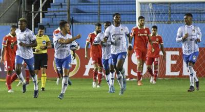 Los futbolistas de 9 de Octubre festejan un gol ante Internacional, en el Estadio Jocay de Manta, el 6 de abril de 2022.