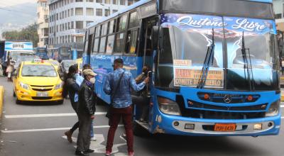 Una vista de un bus de transporte público en el norte de Quito, el 8 de abril de 2022.