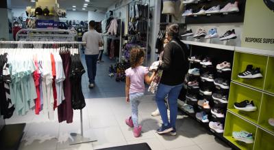 Una tienda de ropa deportiva en un centro comercial en el centro norte de Quito, en diciembre de 2021. 