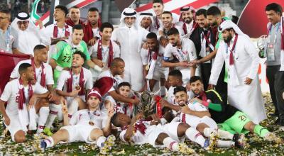 Los futbolistas cataríes festejan su primer título de la Copa de Asia, el 1 de febrero de 2019, en Emiratos Árabes Unidos.