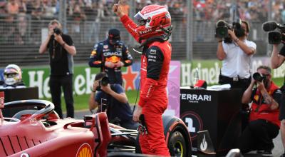 El piloto de Ferrari festeja la 'pole position' conseguida para el Gran Premio de Australia de la Fórmula 1 2022, el 9 de abril.