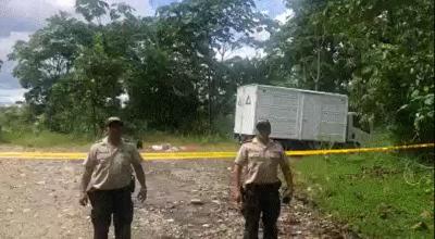 Dos oficiales de la Policía junto al camión que transportaba droga robada en Napo, el 10 de abril de 2022.