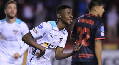 Nilson Angulo, de Liga, festeja un gol en la Copa Sudamericana el 12 de abril de 2022, en Quito.