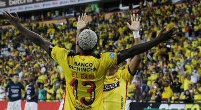 Gabriel Cortez, de Barcelona, celebra con su compañero Carlos Garcés uno de los goles anotados en la Fecha 7 contra Orense, el domingo 10 de abril de 2022.