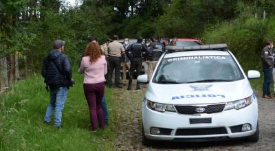 Policías en el lugar donde fue hallado el cuerpo de Miguel Ángel Nazareno, 
alias 'Don Naza', Quito, el 14 de abril de 2022. Nazareno fue la principal figura de la captadora de dinero Big Money.