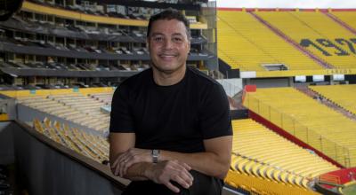 Carlos Alfaro Moreno sonríe en el Estadio Banco Pichincha, después de una entrevista con PRIMICIAS, el 30 de marzo de 2022.