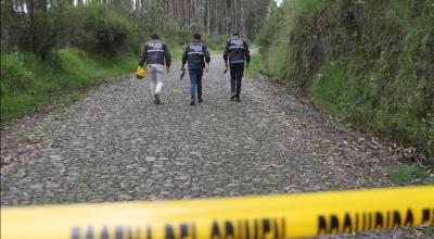 Policías en el lugar donde fue hallado el cuerpo de Miguel Ángel Nazareno, alias 'Don Naza', Quito, el 14 de abril de 2022. Hay tres sospechosos en prisión preventiva.