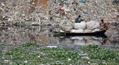 Imagen del río Buriganga en Bangladés, el más contaminado del mundo, el 12 de abril de 2022.