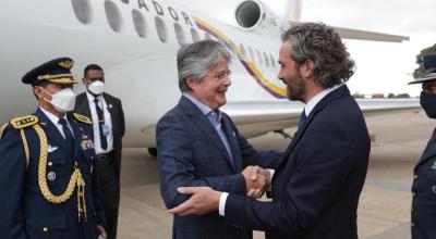 El presidente Guillermo Lasso en su arribo a Argentina fue recibido por el canciller de ese país, Santiago Cafiero, el 17 de abril de 2022.