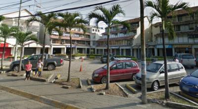 Fachada del centro comercial en el que funciona la empresa Adokasa, de Adolfo Agusto Briones.