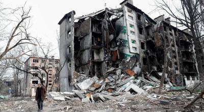 Un hombre camina cerca de un edificio residencial destruido en Mariúpol, en Ucrania, el 17 de abril de 2022. 