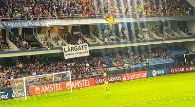 Aficionados de Emelec muestran un cartel en el estadio George Capwell pidiendo la salida del técnico Ismael Rescalvo, el domingo 17 de abril de 2022.