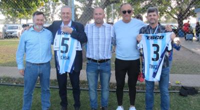 Gustavo Alfaro y Sergio Chiarelli posan con las camisetas de Atlético Rafaela junto a dirigentes del club, el 19 de abril de 2022.