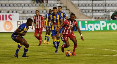 Luis Estupiñán, de Técnico Universitario, maneja un balón en un partido ante Delfín, en Ambato, el 19 de abril de 2022.