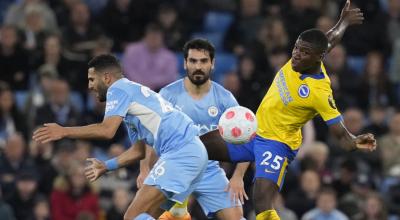 Riyad Mahrez del Manchester City en acción contra Moises Caicedo del Brighton durante el partido de la Premier League, el 20 de abril de 2022.