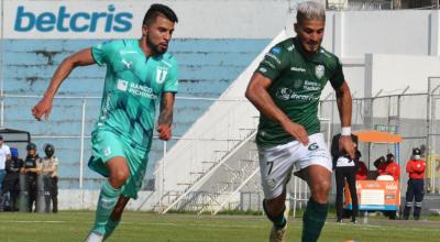 Adolfo Muñoz, de Liga, disputa un balón con Jacobo Kouffaty, de Orense, en un partido por LigaPro en Machala, el 20 de abril de 2022.