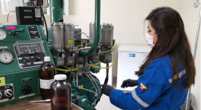 En el laboratorio de la Agencia de Regulación y Control de la Energía miden la calidad y octanaje de las gasolinas, el 20 de marzo de 2022.