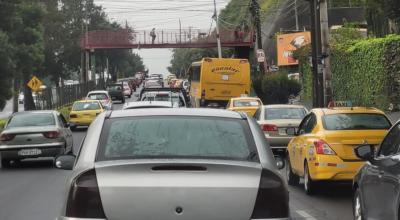 Decenas de autos sobre la avenida Mariscal Sucre de Quito, el 21 de abril de 2022.