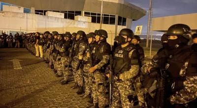 Policía y Fiscalía detuvieron a 18 personas, entre ellos un futbolista profesional y un policía en servicio activo, en Esmeraldas, Guayas y Manabí, el 22 de abril de 2022.