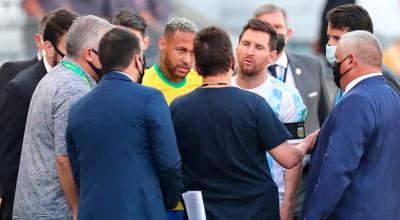 Neymar y Lionel Messi hablan con funcionarios de salud brasileños el domingo 5 de septiembre, tras la interrupción del encuentro por las Eliminatorias al Mundial de Catar.