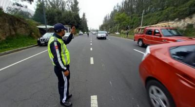 Un agente de la Agencia Metropolitana de Tránsito en un operativo en la avenida Simón Bolívar, de Quito, el 22 de abril de 2022.