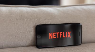 Logo de Netflix en un celular inteligente sobre un sofá, el 21 de abril de 2022.
