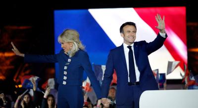 El presidente francés Emmanuel MAcron celebra su triunfo, junto a su esposa Brigitte Macron, en París, el 24 de abril de 2022.