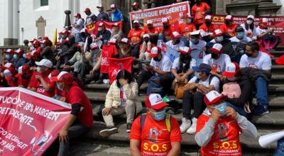 Un grupo de gasolineros realizó un plantón en las inmediaciones de la Presidencia, en Quito, para exigir revisión del margen de ganancia, el 25 de abril de 2022.