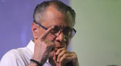 El exvicepresidente Jorge Glas en el Coliseo River Oeste, suburbio de Guayaquil, el 10 de abril de 2022, tras ser liberado por el juez Diego Moscoso.