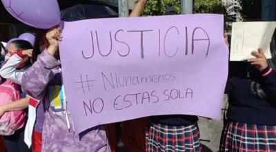 Estudiantes protestan por la presunta violación de una estudiante en Quito, el 26 de abril de 2022.