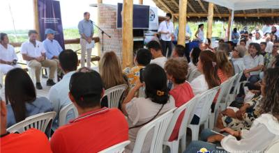 El Gobierno presentó el Decreto para legalizar los predios camaroneros, en zonas de playas y bahía, en un acto en Pedernales (Manabí), presidido por el ministro de Producción, Julio José Prado, el 25 de abril de 2022.