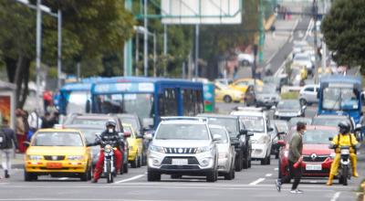 Vehículos en las calles Amazonas y Naciones Unidas, en el norte de Quito, el 28 de abril de 2022.