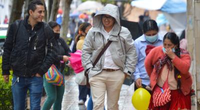 Personas caminan en las calles del Centro Histórico de Cuenca, el 28 de abril de 2022.