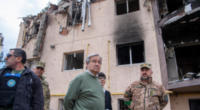 Antonio Guterres, secretario general de la ONU, junto al edificio residencial en Kiev, Ucrania, atacado por tropas rusas, el 28 de abril de 2022.