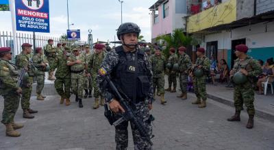 Militares junto a un oficial del GIR, durante un operativo en el sur de Guayaquil, el 30 de abril de 2022.