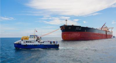 Un  buque carga petróleo Oriente en la Costa ecuatoriana.