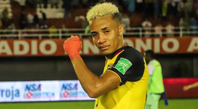 Byron Castillo, jugando para la selección ecuatoriana de fútbol.