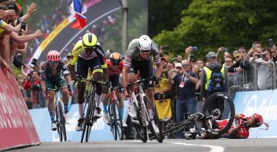 Mathieu Van der Poel, del Alpecin, antes de cruzar la meta de la Etapa 1 del Giro de Italia, el 6 de mayo de 2022.