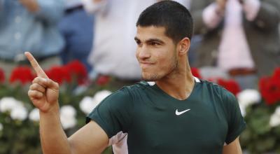 El tenista español Carlos Alcaraz celebra su victoria en la final del Mutua Madrid Open tras derrotar al alemán Alexander Zverev, el 8 de mayo de 2022.